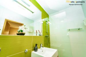 łazienka z umywalką i lustrem w obiekcie Baltic Apartments - Portofino w Świnoujściu +20 zdjęć