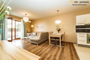 salon z kanapą i stołem w obiekcie Baltic Apartments - Portofino w Świnoujściu