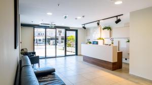 ein Büro mit Empfangstresen und Lobby in der Unterkunft Hotel Verde in Podgorica