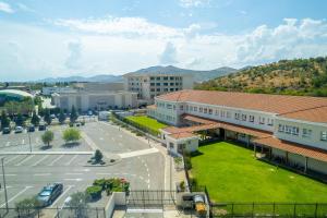 Luftaufnahme einer Stadt mit einem Parkplatz in der Unterkunft Hotel Verde in Podgorica