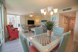 TV a/nebo společenská místnost v ubytování Island Beach Club #330E