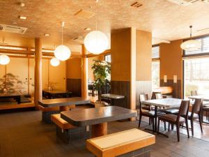 restauracja ze stołami, krzesłami i światłami w obiekcie Hotel Castle Inn Ise w mieście Ise
