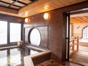 una camera con una piscina d'acqua e una finestra di Hotel Castle Inn Ise a Ise
