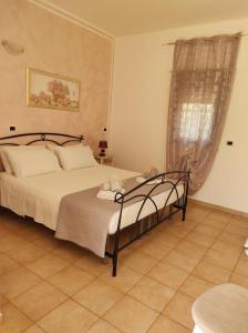 1 dormitorio con cama y ventana en B & B Pietra Vecchia, en Galatone