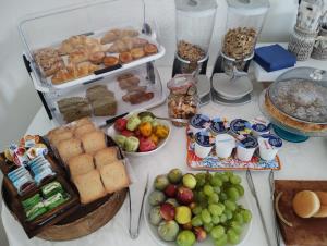 einen Tisch mit vielen verschiedenen Lebensmitteln in der Unterkunft B & B Pietra Vecchia in Galatone
