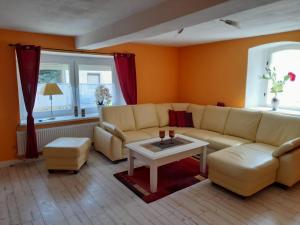 sala de estar con sofá y mesa en Ferienwohnung Toskana Traum, en Schönburg