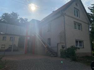 un edificio con el sol brillando a su lado en Ferienwohnung Toskana Traum, en Schönburg