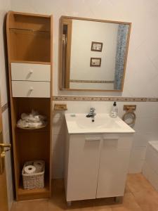 ラ・グランハ・デ・サン・イルデフォンソにあるCasa del Plantelのバスルーム(洗面台、鏡付)