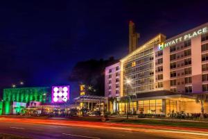een hotelgebouw met 's nachts een neonbord bij Levittown Lakes in Levittown