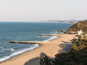 einen Strand mit Felsen im Wasser in der Unterkunft Hotel Castle Inn Ise Meotoiwa in Ise