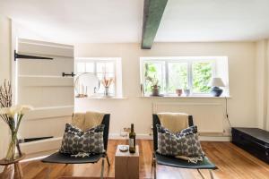 Gallery image of Architect Designed Cosy Cotswold Stone Cottage in Quenington