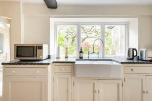 Gallery image of Architect Designed Cosy Cotswold Stone Cottage in Quenington +24 photos