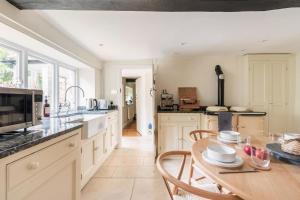 Gallery image of Architect Designed Cosy Cotswold Stone Cottage in Quenington