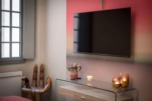 room five - parking, balnéothérapie, place nationale, un havre de paix的电视和/或娱乐中心