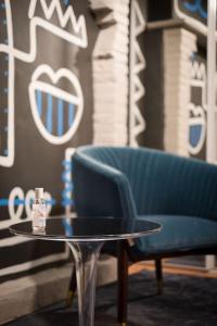 room five - parking, balnéothérapie, place nationale, un havre de paix的休息区