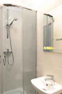 a bathroom with a shower and a sink at Baza Hotelowa Bobrowiecka 9 in Warsaw