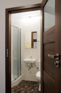a bathroom with a toilet and a sink at Baza Hotelowa Bobrowiecka 9 in Warsaw