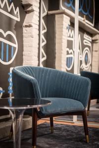 room five - parking, balnéothérapie, place nationale, un havre de paix的休息区