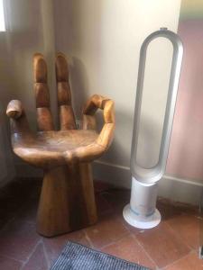 room five - parking, balnéothérapie, place nationale, un havre de paix的一间浴室