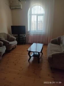 ein Wohnzimmer mit 2 Sofas und einem Couchtisch in der Unterkunft Cozy home for leisure in Baku
