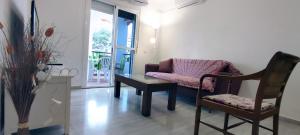 un soggiorno con sedia, divano e tavolo di Laguna Beach - Coral Side a Torrox Costa