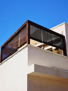 balcón con barandilla metálica en la parte superior de un edificio en Botavara, en Cabo de Gata