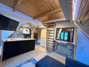 Kuchnia lub aneks kuchenny w obiekcie Tatrydom Apartament Loft z kominkiem