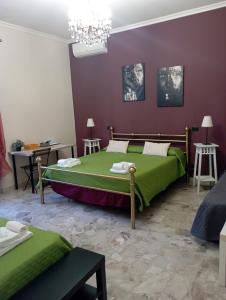 1 dormitorio con cama verde y paredes moradas en B&B "Feelgood", en Roma