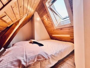 Łóżko lub łóżka w pokoju w obiekcie Tatrydom Apartament Loft z kominkiem