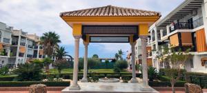 un gazebo in un cortile tra due edifici di Laguna Beach - Coral Side a Torrox Costa