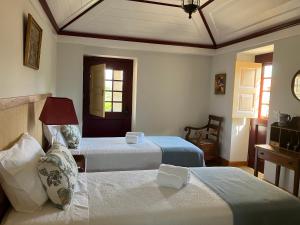 Postel nebo postele na pokoji v ubytování Casa do Cruzeiro do Outeiro -comfort and tradition