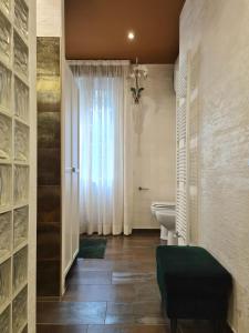 łazienka z umywalką, toaletą i oknem w obiekcie Serendipity Apartments - Montenapoleone w Mediolanie