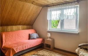 - une chambre avec un lit et une fenêtre dans l'établissement 2 Bedroom Gorgeous Home In Dominikowo, à Dominikowo