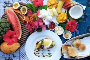 una mesa con una bandeja de desayuno con comida y fruta en Sharazad Wonders Boutique, en Zanzíbar