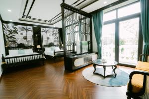um quarto com duas camas e uma televisão e uma mesa em Mộc Homestay GrandWorld Phú Quốc em Duong Dong
