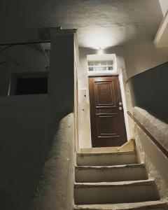 una scala con una porta marrone in un edificio di Appartamento Luxury a Massafra