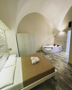 una camera con letto e vasca da bagno di Appartamento Luxury a Massafra