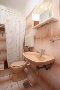 łazienka z toaletą i umywalką w obiekcie Apartments by the sea Metajna, Pag - 6352 w mieście Metajna