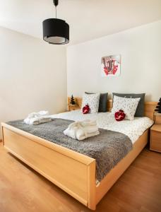 ein Schlafzimmer mit einem großen Bett mit roten Kissen in der Unterkunft Panoram'Alp in Savièse