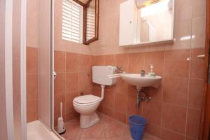 Ένα μπάνιο στο Apartments by the sea Petrcane, Zadar - 6269 +50 φωτογραφίες