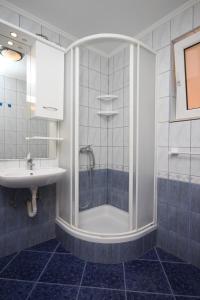 Koupelna v ubytování Apartments by the sea Zubovici, Pag - 6356