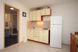 Kuchyň nebo kuchyňský kout v ubytování Apartments by the sea Zubovici, Pag - 6356