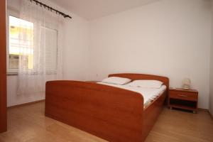 Postel nebo postele na pokoji v ubytování Apartments by the sea Zubovici, Pag - 6356