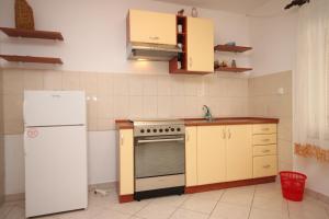 Kuchyň nebo kuchyňský kout v ubytování Apartments by the sea Zubovici, Pag - 6356