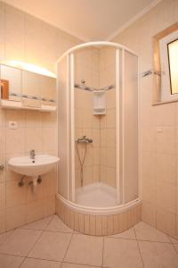 Koupelna v ubytování Apartments by the sea Zubovici, Pag - 6356