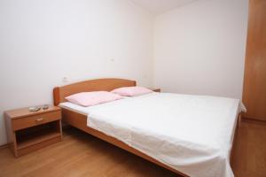 Postel nebo postele na pokoji v ubytování Apartments by the sea Zubovici, Pag - 6356