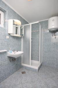 Koupelna v ubytování Apartments by the sea Zubovici, Pag - 6356