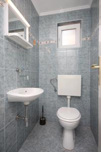 Koupelna v ubytování Apartments by the sea Zubovici, Pag - 6356