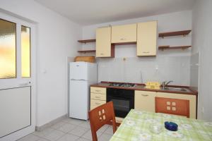 Kuchyň nebo kuchyňský kout v ubytování Apartments by the sea Zubovici, Pag - 6356