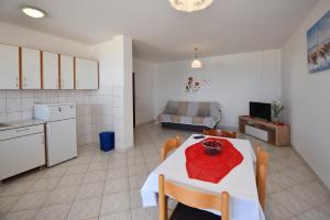 Kuchyň nebo kuchyňský kout v ubytování Apartments by the sea Kustici, Pag - 6353